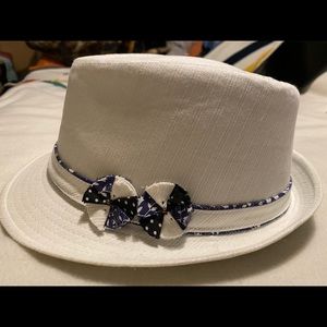 White cotton/linen fedora with navy/white trim